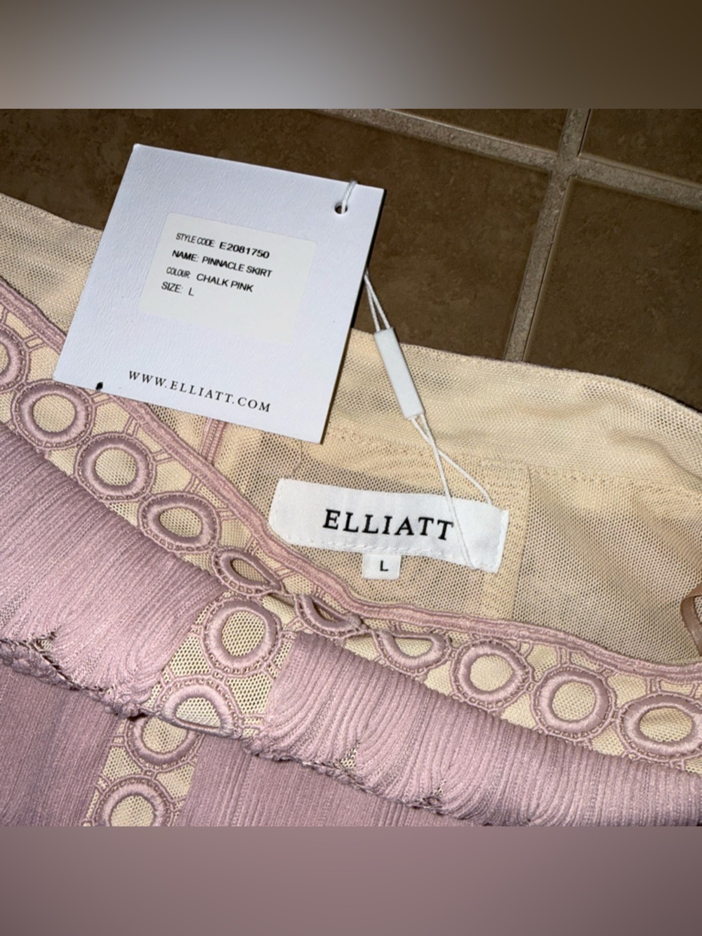 ✨New✨ Elliatt Skirt - Picture 3 of 7